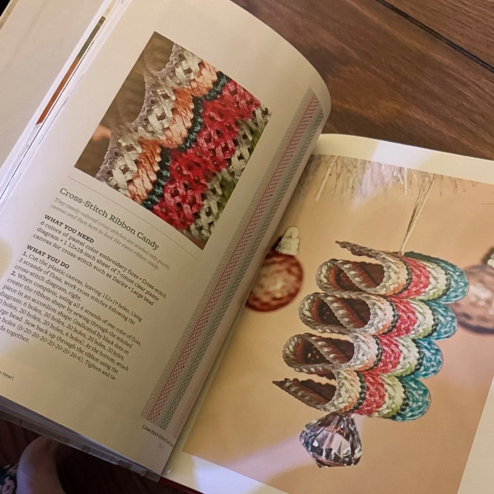 Better Homes And Gardens Red Holiday Wreath Book
